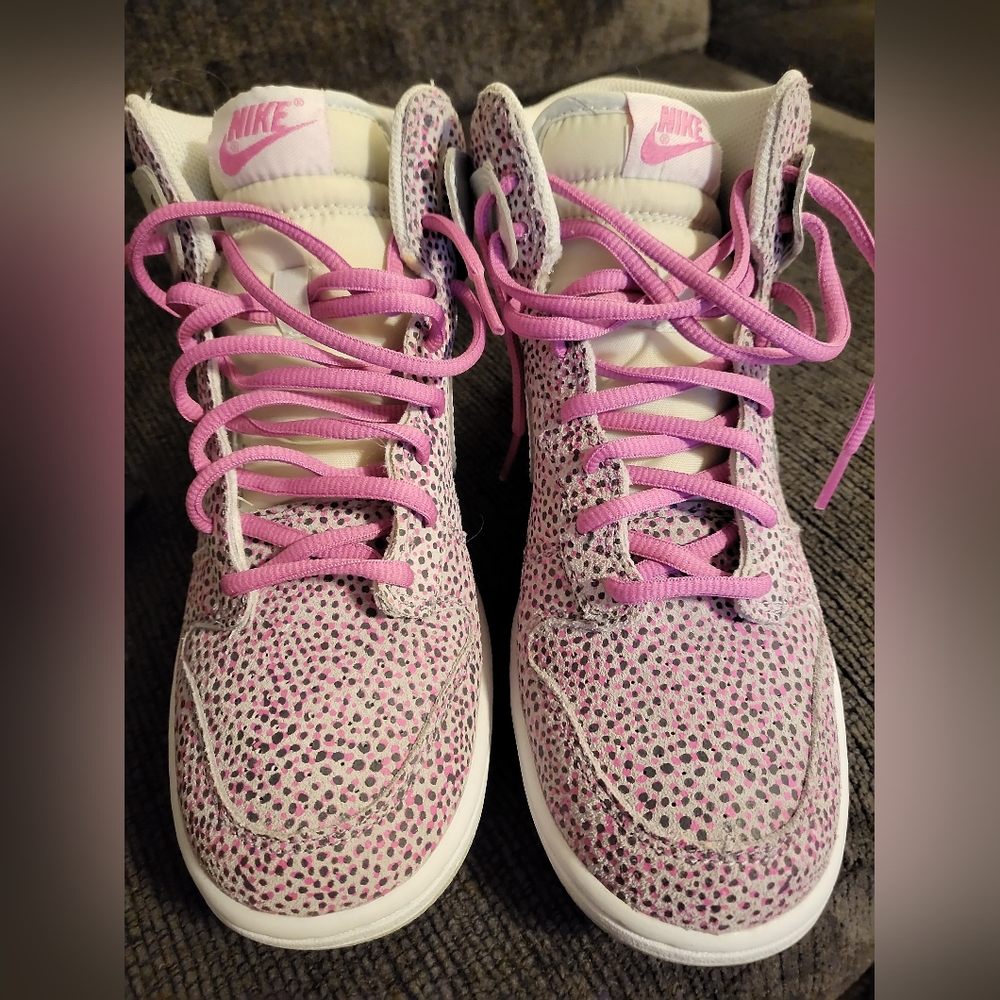 Nike Women's Sneaker Sz 7.5